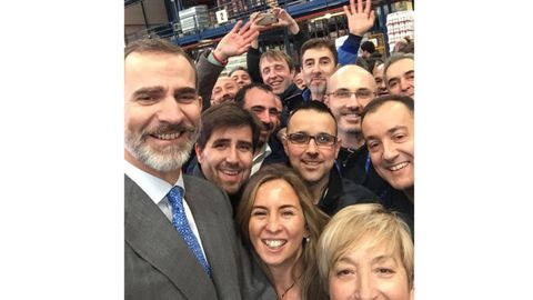 El selfie que el rey Felipe VI se sacó con el móvil de Marga Fernández, una trabajadora de la Central Lechera Asturiana, durante la visita a Granda.El selfie que el rey Felipe VI se sacó con el móvil de Marga Fernández, una trabajadora de la Central Lechera Asturiana, durante la visita a Granda