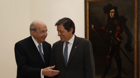 Plcido Arango y Javier Fernndez ante P. Bustos de Lara, de Zurbarn, en el museo de Bellas Artes de Asturias