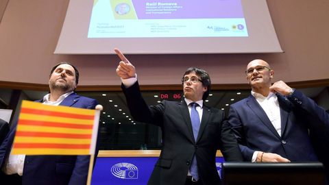Carles Puigdemont, Oriol Junqueras  y Raúl Romeva en un acto del Diplocat en Bélgica