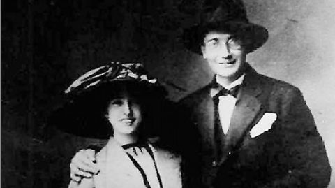 A voda con Virgxinia. Castelao e Virxinia Pereira casaron na Estrada en 1912. Tiveron un único fillo, Afonso Xesús, que morreu antes de chegar aos 15 anos. Ela falecería en Madrid en 1969
