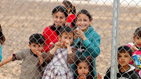 Varios nifos refugiados sirios observan a travs de una valla en un campo de refugiados en Azraq, Jordania, el 29 de enero del 2018. 