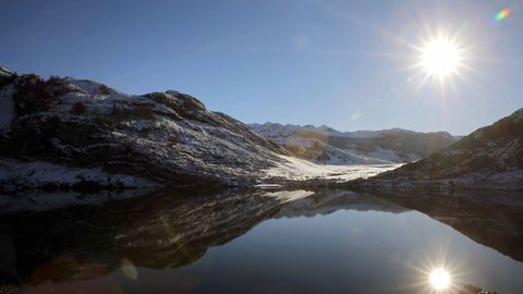 Atardecer en los lagos de Covadonga, en el parque Nacional de Picos de Europa 