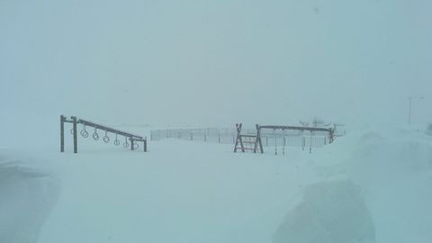 Un parque desaparece entre la nieve en la estacin de esqu Valgrande-Pajares