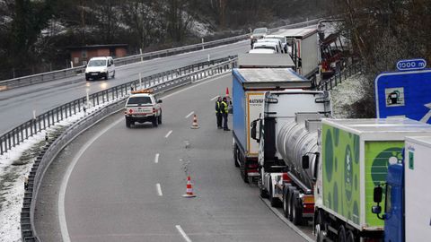 Numerosos camiones retenidos en las proximidades de Pola de Lena (Asturias), donde el temporal de nieve ha obligado a cerrar totalmente al trfico la autopista del Huerna (AP-66), que une Asturias y la Meseta, mientras que en la va alternativa entre el Principado y Len, el puerto de Pajares (N-630), es obligatorio el uso de cadenas para turismos y no pueden circular vehculos pesados.