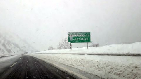 La nieve dificulta el trfico en la autopista del Huerna.La nieve dificulta el trfico en la autopista del Huerna