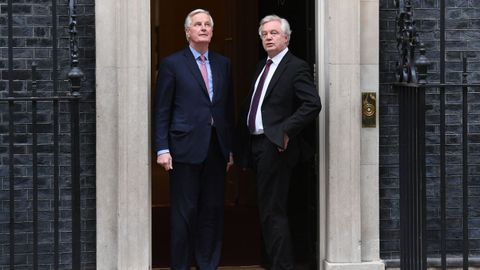 Michel Barnier (izquierda) se reunió con el ministro británico del brexit, David Davis