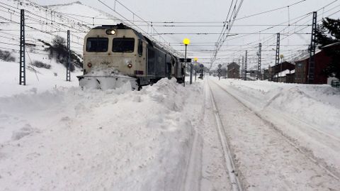 Un tren quitanieves de las vías en la estación de ferrocarril de Busdongo, en las proximidades del puerto de Pajares