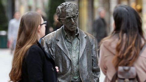 El Ayuntamiento de Oviedo mantendr la estatua del cineasta Woody Allen en la cntrica calle de las Milicias Nacionales despus de que el Consejo de Igualad haya analizado hoy la peticin formulada por la Plataforma Feminista de Asturias para su retirada.