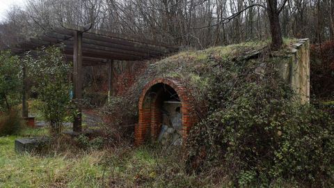 Restos de los búnkers de la antigua fábrica de explosivos de La Manjoya, en las afueras de Oviedo, actualmente llenos de grafitis y de vegetación del frondoso bosque de La Zoreda.