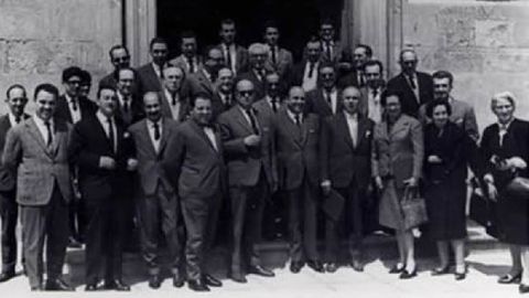 La foto del grupo de la tercera reunión de las sociedades de obstetricia y ginecología del noroeste de España (1963) muestra que la profesión era sobre todo masculina. Olimpia Valencia está a la derecha.