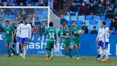 Los jugadores del Oviedo celebran el 2-1 de Carlos