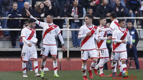 Los jugadores del Rayo celebran uno de los goles al Huesca