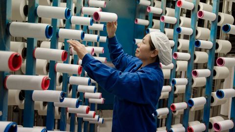 Una trabajadora de una fábrica textil en Haian, en la provincia china de Jiangsu