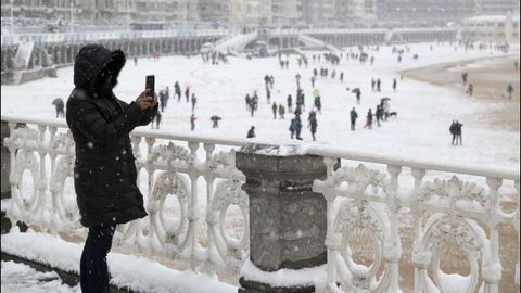 Playa de la Concha, en San Sebastián, cubierta por la nieve