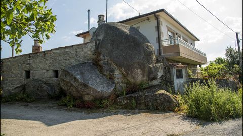 Varias casas de la localidad de Pedras, donde se descubrió en el 2008 el único yacimiento paleolítico que se conoce hasta ahora en O Saviñao, están construidas sobre bloques de granito