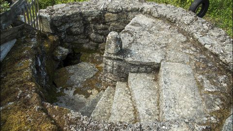 Una curiosa fuente con escalera de piedra