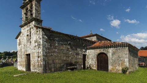 Iglesia de San Martiño, con la capilla adosada de Santa Catalina