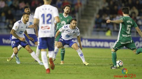 Forlin Toche Tenerife Real Oviedo Heliodoro Rodriguez Lopez.Forlin prueba un disparo a puerta ante el Tenerife