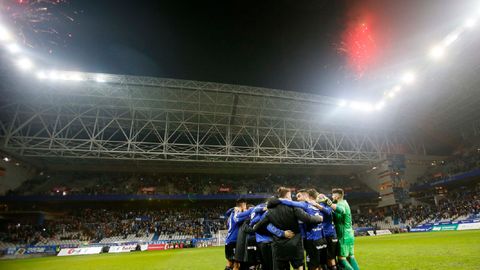 Los futbolistas del Real Oviedo celebran la victoria en el 91 aniversario del club