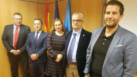 Desde la izquierda, el presidente de Concapa, Pedro Caballero; el consejero de Educación, Genaro Alonso; Desireé Fernández; presidenta del AMPA Amor de Dios de Oviedo; el coordinador de Concapa Asturias, Isaac Morán; el director general de Personal Docente, Roberto Suárez Malagón, en la sede de la consejería