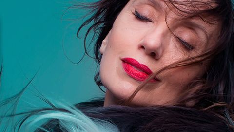 Luz Casal en la portada de su nuevo disco, 'Que corra el aire'