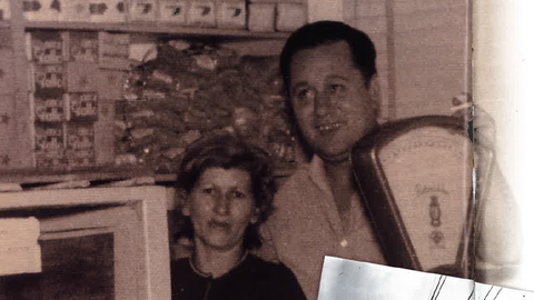 Martina Fernndez junto a su marido, Alberto Argelles, en su tienda de Argentina.