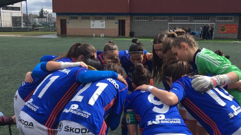 Real Oviedo Femenino.Las futbolistas azules, antes del inicio de un encuentro