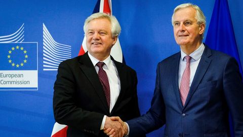 El negociador jefe de la UE, Michel Barnier, junto al ministros para la salida de la UE del Reino Unido, David Davis