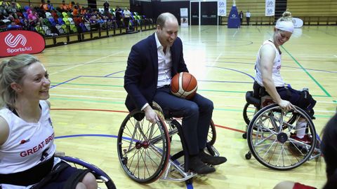 Los prncipes William y Catherine del Reino Unido juegan al baloncesto con sillas de rueda