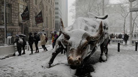 La intensa nieve que cae sobre Nueva York cubre el toro de Wall Street