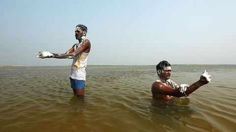 Dos hombres se baan en las aguas del lago Puzhal, en Chennai (India)