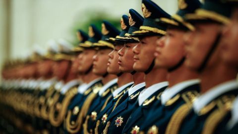 Soldados del Ejercito chino se preparan para la visita del presidente de Camern