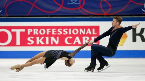 La pareja rusa de Kristina Astakhova y Alexei Rogonov ofrecen su rutina en los Campeonatos Mundiales de Patinaje de Figuras, en Milan