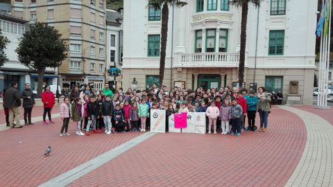 Los alumnos y profesores del colegio Padre Galo de Luarca durante el Día de la Educación Física en la Calle