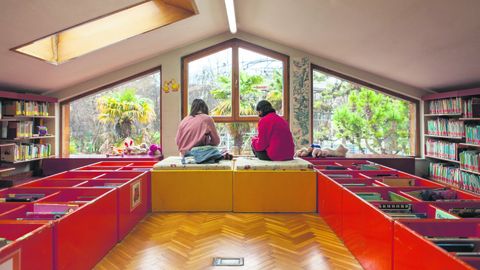 Dos jóvenes en una de las bibliotecas de Oviedo. Foto: Tomás Mugueta