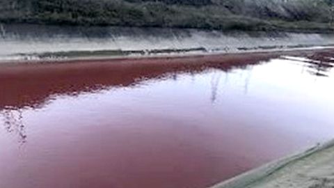 El río Pinzales, teñido de rojo