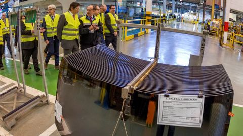 El presidente del Principado, Javier Fernández, acompañado por el máximo responsable de la Delegación General Mediterránea de Saint-Gobain, Gianni Scotti (2i), visita hoy el complejo industrial que la multinacional del vidrio Saint-Gobain tiene en Avilés