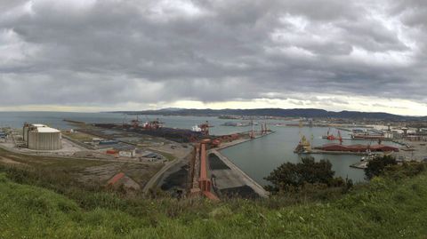 Panorámica tomada desde la Campa de Torres del puerto de El Musel de Gijón