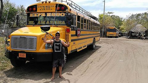 lvaro Pardo delante de uno de los autobuses que cubre la zona de Chinandega