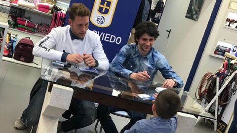 Carlos Hernndez y Fabbrini firmando a un nio