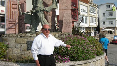 Luis Insua Papn ante el monumento al emigrante en Fisterra en septiembre de 2017