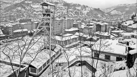 Vista exterior del Pozo Entrego, nevado. San Marti?n del Rey Aurelio. Asturias (1992)