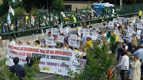 Protesta de la plataforma de víctimas del Alvia en Angrois