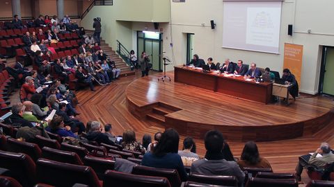Reunin del Claustro de la Universidad de Oviedo, presidio por Santiago Garca Granda