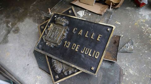 Sustitución de la placa de la calle 19 de Julio, en el centro de Oviedo, en aplicación de la ley de Memoria Histórica por parte del Ayuntamiento de Oviedo