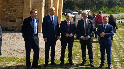 Autoridades en la presentación del proyecto de restauración de las pinturas murales de San Miguel de Lillo