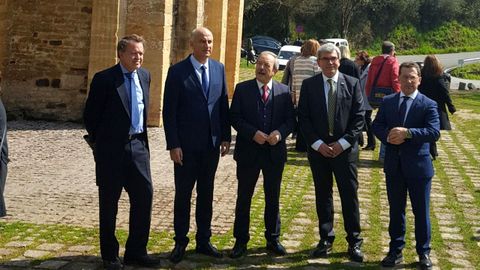 Autoridades en la presentacin del proyecto de restauracin de las pinturas murales de San Miguel de Lillo