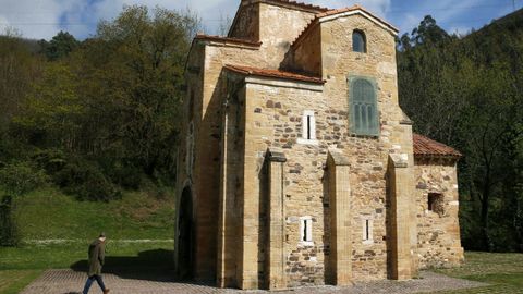 Vista de la Iglesia de San Miguel de Lillo, a quien la Secretaría de Estado de Cultura destinará 663.962,82 euros al proyecto de restauración de las pinturas y revestimientos murales de dicha iglesia, unos trabajos que se iniciarán en mayo y que se desarrollarán durante 18 meses.