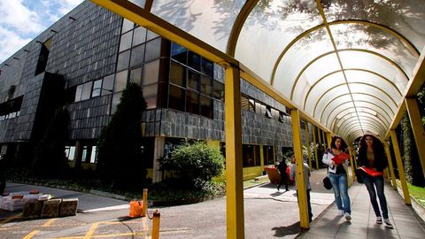 La Facultad de Economa y Empresa de la Universidad de Oviedo, situada en el campus de El Cristo