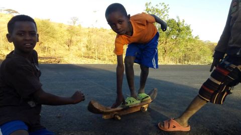 skatepark Etiopa.Los nios se construyen sus monopatines artesanalmente